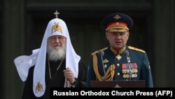 Патрыярх Маскоўскі Кірыл і міністар абароны Расеі Сяргей Шайгу ў галоўным храме расейскага войска ў Падмаскоўі, 14 ліпеня 2020 г.