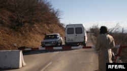 Угрюмый пограничник, понимая абсурдность ситуации, подтвердил информацию моего соседа