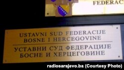 Tabla na zgradi Ustavnog suda FBiH
