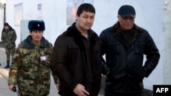Кадыр Досонов по кличке "Дженго" (посередине).