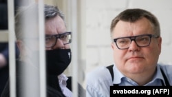 Віктар Бабарыка ў судзе 17 лютага 2021 (зьлева) і падчас перадвыбарчай прэсавай канфэрэнцыі 11 чэрвеня 2020. Каляж AFP(Belta)/svaboda.org 