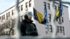Sarajevo, policajac ispred zgrade Vlade Federacije BiH