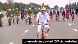 Iunie, 2018. Gurbangulî Berdîmuhamedov, președintele Turkmenistanului atunci în funcție, participând la un tur ciclist în Așgabat.