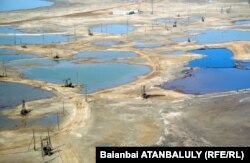 Cтарые скважины на нефтяном месторождении компании «Эмбамунайгаз». Макатский район Атырауской области, 4 апреля 2012 года.