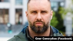 За попередніми даними Олега Синєгубова, удару зазнали працівники ремонтно-дорожньої служби