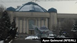 Реклама государственной программы «Рухани Жангыру» рядом со зданием музея по проспекту Назарбаева в Алматы. 9 февраля 2018 года.