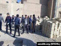 Madrasa talabalari qurilish ishlarida