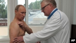 Володимир Путін на прийомі в лікаря, 25 серпня 2011 року 
