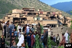Afganistanci se okupljaju u blizini oštećenih kuća nakon zemljotresa u selu Mazar Dara u okrugu Nurgal, provincija Kunar, u istočnom Afganistanu, 1. septembra 2025. godine.