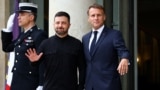 Францыя праводзіць саміт «Кааліцыі ахвочых» у падтрымку Ўкраіны
Прэзыдэнт Францыі Эманюэль Макрон вітае прэзыдэнта Ўкраіны Ўладзіміра Зяленскага. Парыж, 4 верасьня 2025