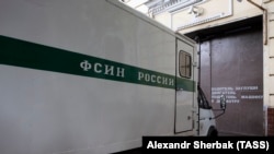 Автомобіль ФСВП РФ біля воріт слідчого ізолятора, архівне фото