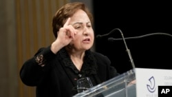 შირინ ებადი გამოდის სიტყვით პარიზში, ქალთა საერთაშორისო დღისადმი მიძღვნილ ღონისძიებაზე, 2024 წლის მარტში.