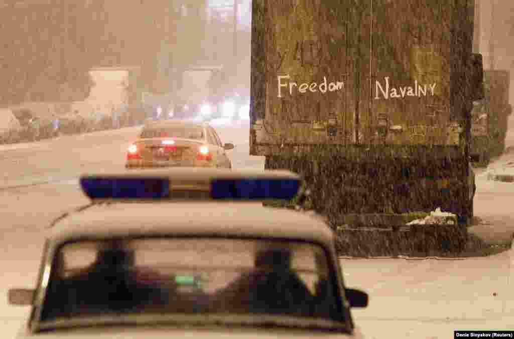Надпись в поддержку Навального, нацарапанная на задней части грузовика, возле следственного изолятора, где политик содержался после ареста в декабре 2011 года. В феврале 2011 года Навальный в радиоинтервью назвал политическую партию президента Владимира Путина &laquo;Единая Россия&raquo; &laquo;партией жуликов и воров&raquo;. Фразу подхватили оппозиционные группы.
