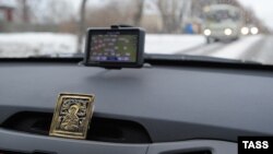 Орусиялык автоунаадагы GPS-навигатор. Иваново шаары. 2012-жыл. 