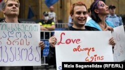Thousands held a silent gathering in front of parliament on July 6 to denounce the violence and show support for the injured journalists.