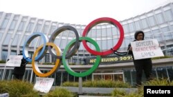 Protesters demonstrate against the participation of Russian and Belarusian athletes in the 2024 Olympic Games outside the IOC's offices in Lausanne, Switzerland. (file photo)