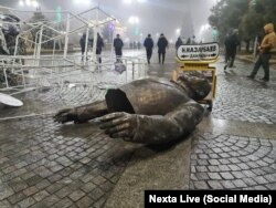 A monument to former Kazakh President Nursultan Nazarbaev lies toppled on the streets of the town of Taldyqorghan during the unrest of January 2022.