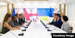 ლალი უნაფქოშვილი თბილისის მერის, კახა კალაძის გვერდით ქალაქ ნანტის მეტროპოლიის ვიცე-პრეზიდენტ ივ-პასკუოსთან შეხვედრაზე. ნანტიდან დელეგაცია თბილისში "თბილისობა 2022-ზე" დასასწრებად იმყოფებოდა. 2 ოქტომბერი, 2022 წელი