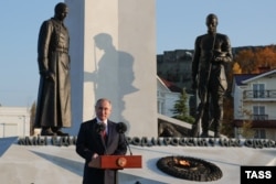 Президент Росії Володимир Путін під час виступу в День народної єдності біля пам'ятника загиблим у Громадянській війні 1918-1920 років, Севастополь, 4 листопада 2021 року