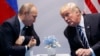 Фото від 7 липня 2017 року. Тогочасний президент США Дональд Трамп розмовляє з очільником Росії Володимиром Путіним на саміті G-20 у Гамбурзі, Німеччина