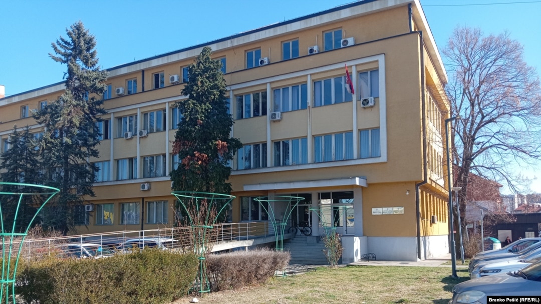 Zgrada Višeg suda u Zaječaru, na istoku Srbije, pred kojim se vodi postupak protiv kineskog državljanina optuženog za trgovinu dve ženama iz Kine, 5. mart 2025. 