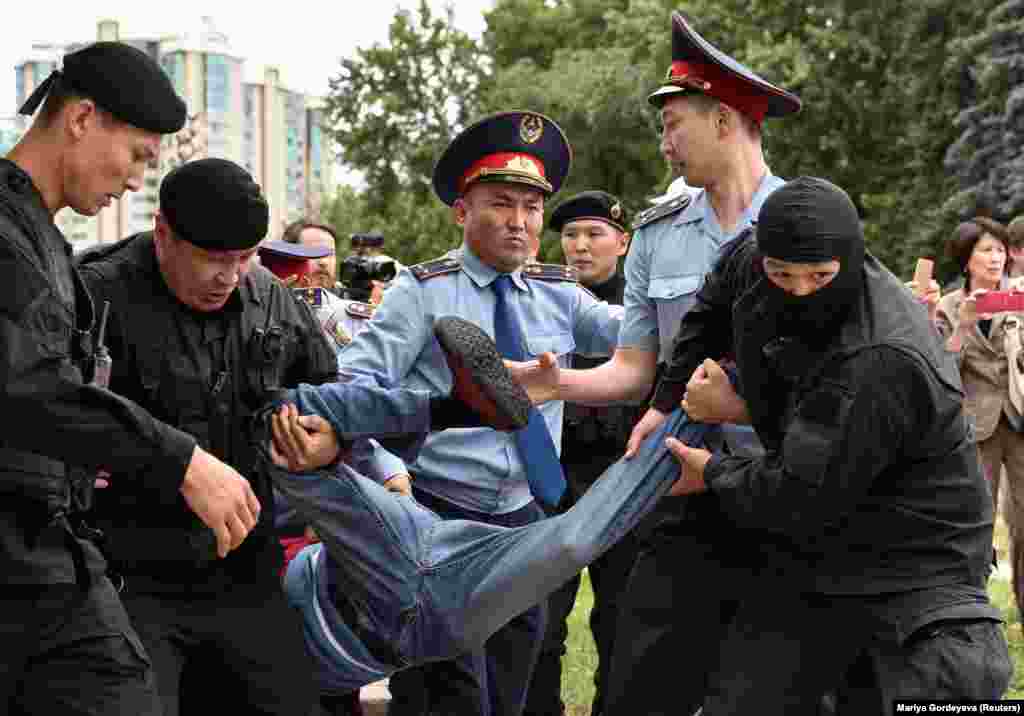 9-июнда Алматынын Астана аянтында 200гө чукул адам президенттик шайлоого каршылык билдирип чыкты. «Бойкот», «Маскара» деп кыйкырган бул адамдардын айрымдарын полиция кармап кетти. 