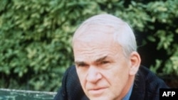 Мілан Кундера (фото 2002 року)