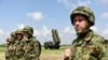 Vojnici Vojske Srbije stoje pored kineskog raketnog sistema FK-3 tokom demonstracije sposobnosti protivvazdušne odbrane Vojske Srbije na vojnom aerodromu u Batajnici, Beograd, 30. april 2022.