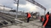 Toshkent viloyati Qibray tumanidagi “Toshkent-Sharqiy” aerodromi bazasida yangi xalqaro aeroport hamda poytaxtning sakkizta tumanidan o‘tuvchi 52 kilometrli yangi yer usti metrosi qurilishi o‘tgan yili boshlangan edi.